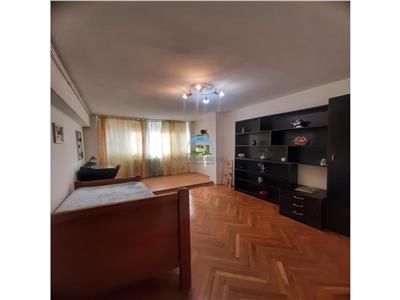 apartament de inchiriat cu loc de parcare, 4 camere decomandat, Marasti Cluj Napoca