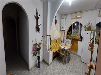 Apartament de vanzare cu 3 camere Zona Aradului