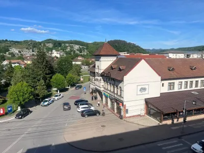 Apartament 3 camere ultracentral - Brad