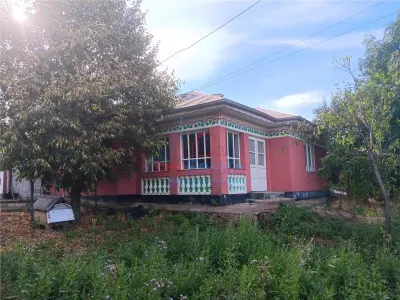 Vorovesti str Principala TEREN 1200mp cu CASA batraneasca 64mp toate utilitatile - Vorovesti