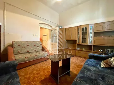Apartament decomandat, 2 camere curte comuna - Zona Piata Sarbeasca - Arad